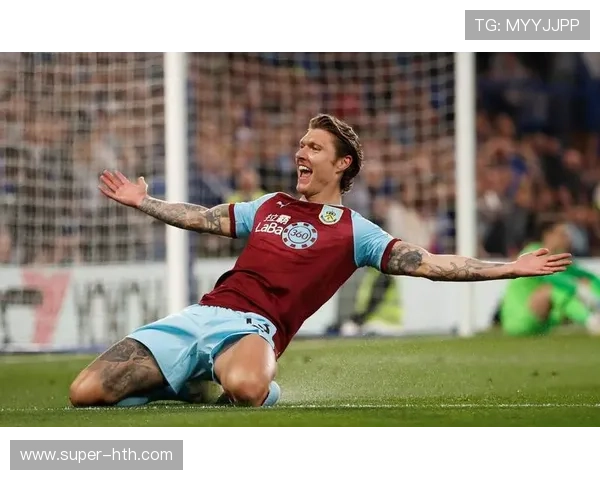 半场结束，伯恩利顽强防守暂平切尔西，弗莱明反击造险。